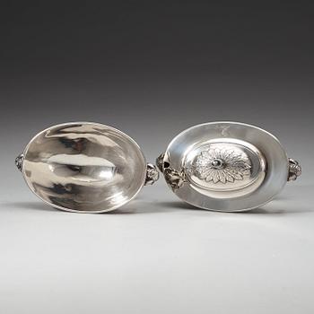 A pair of English 18th century sauce-tureens, possibly of John Robins, London 1784.