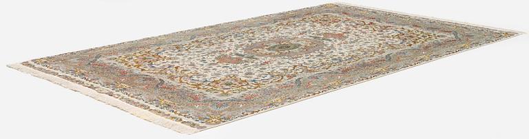 Matta, Täbris, part silk, s.k. 80 Raj, Nortvästra Iran, signerad ca 280 x 170 cm.