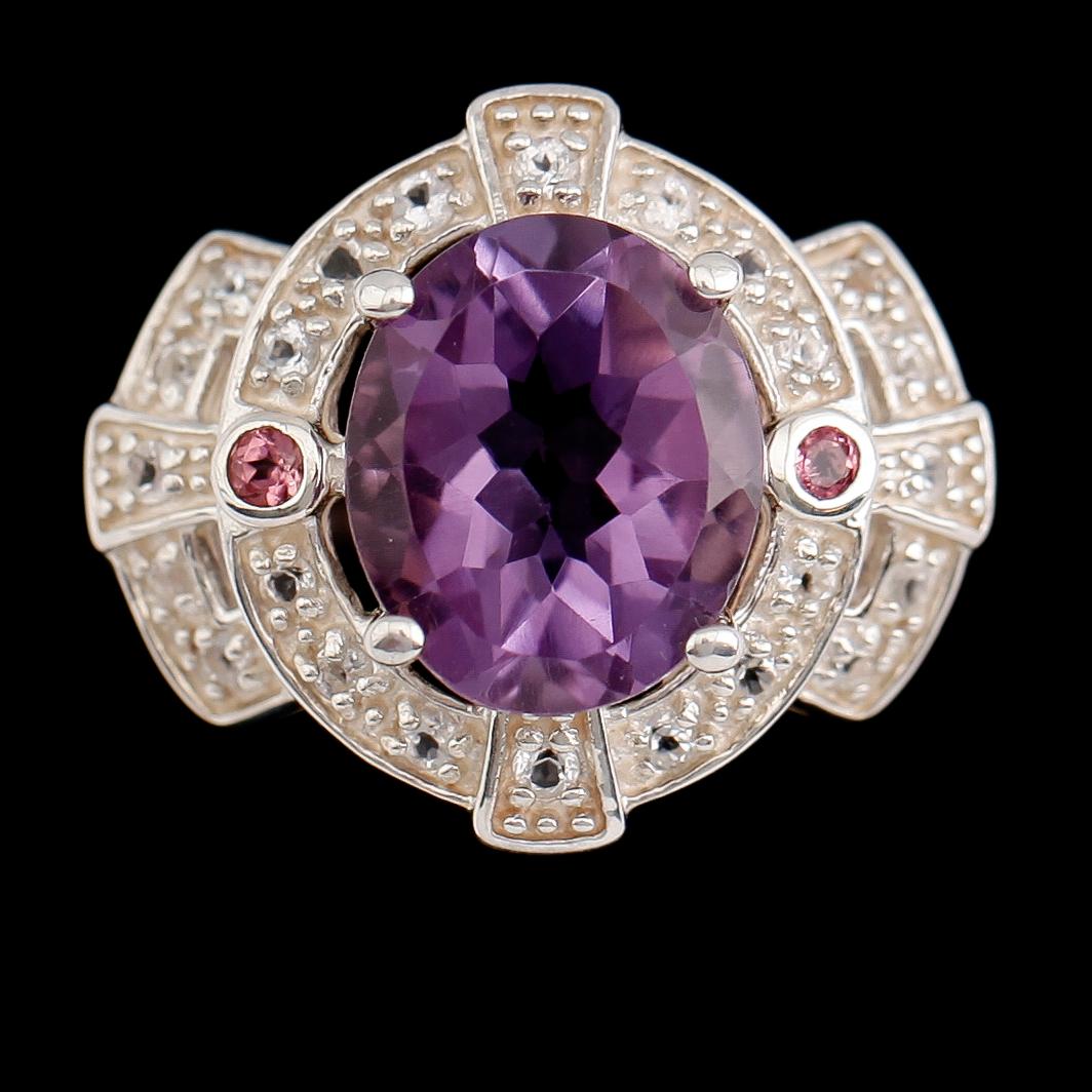 RING, sterlingsilver, ametist ca 4.50 ct, vita safirer samt rosa turmaliner.