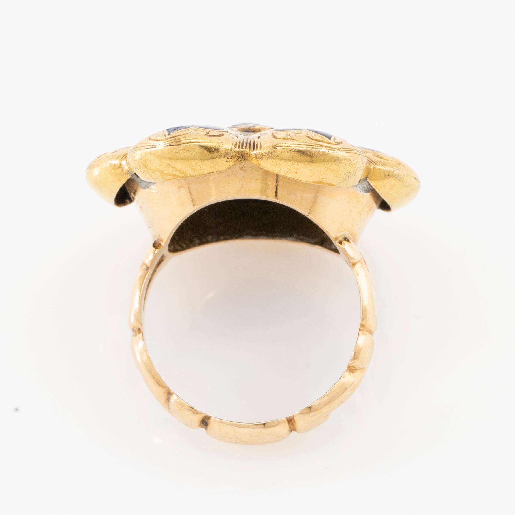 Ring 18K guld och emalj med en gammalslipad cushionformad fasetterad sten.