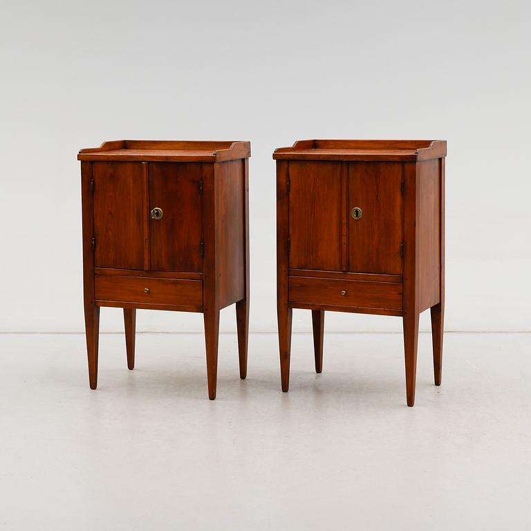 SÄNGBORD, 1 par, gustaviansk stil, 1900-talets början.