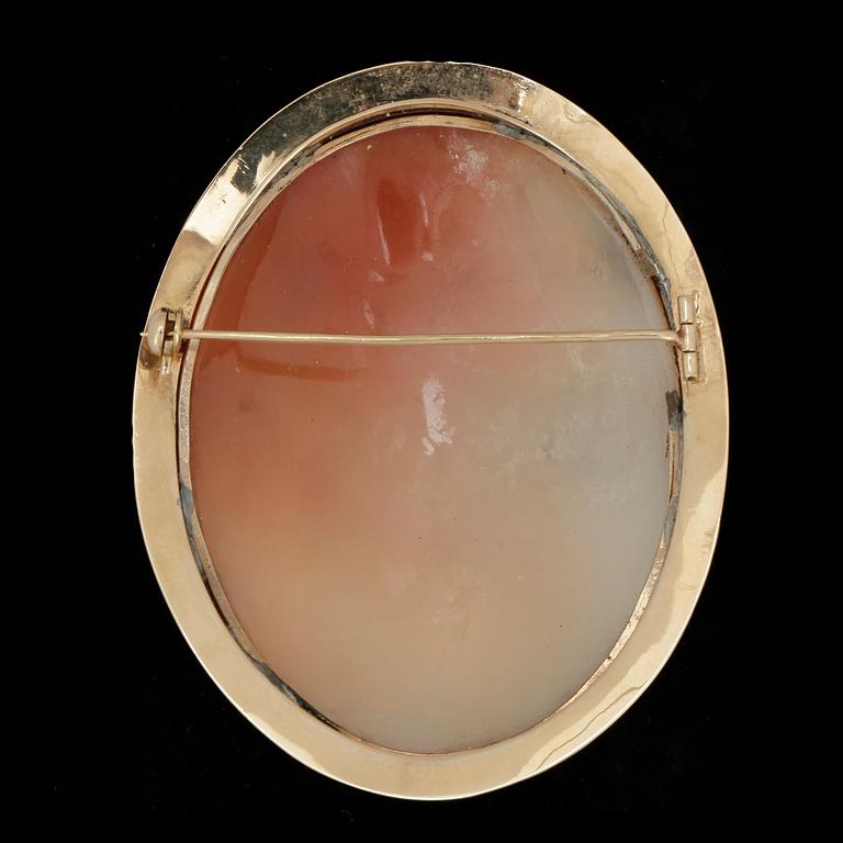 BROSCH, 18 k guld och snäckskalskamé, troligen Karlshamn, 1950. Total vikt 25 g.