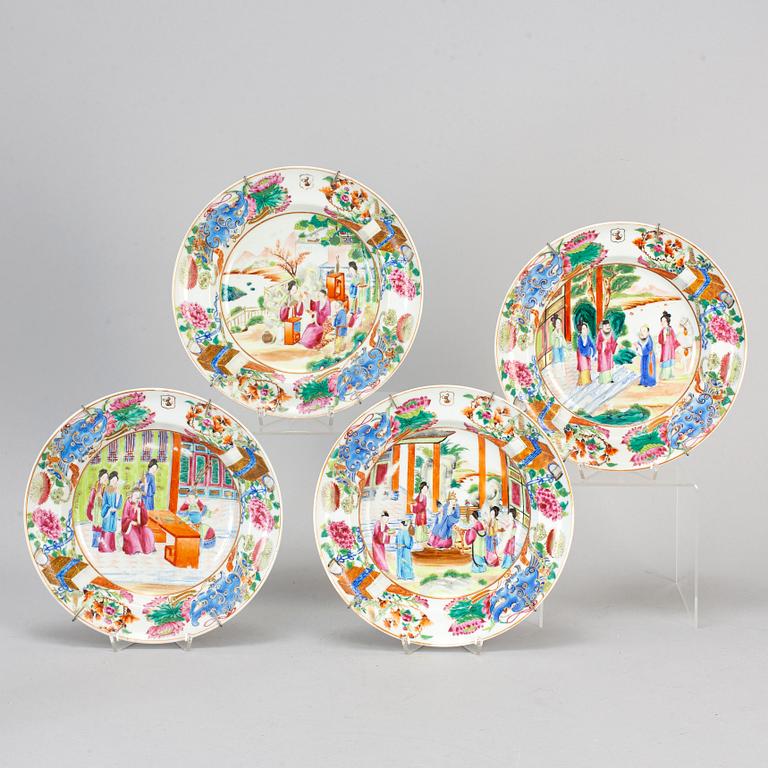 DJUPA TALLRIKAR, fyra stycken, porslin. Qingdynastin, Kanton, sent 1800-tal.