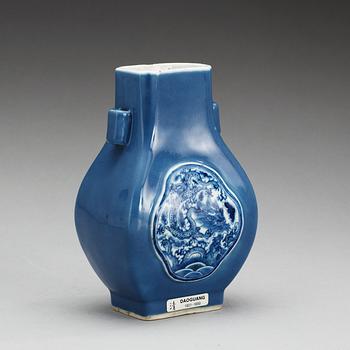 A blue and white vase, Qing dynasty, with Daoguangs seal mark.