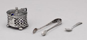 PARTI SILVER, 9 delar, bl a en senapskanna, Chester, Enland, 1800-tal. Totalvikt ca 700 gram.