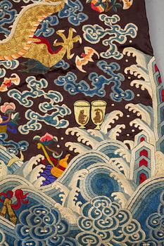 A Chinese embroidered silk robe, late Qing dynasty, circa 1900.