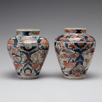 A pair of Japanse imari jars, Genroku, 18th Century.