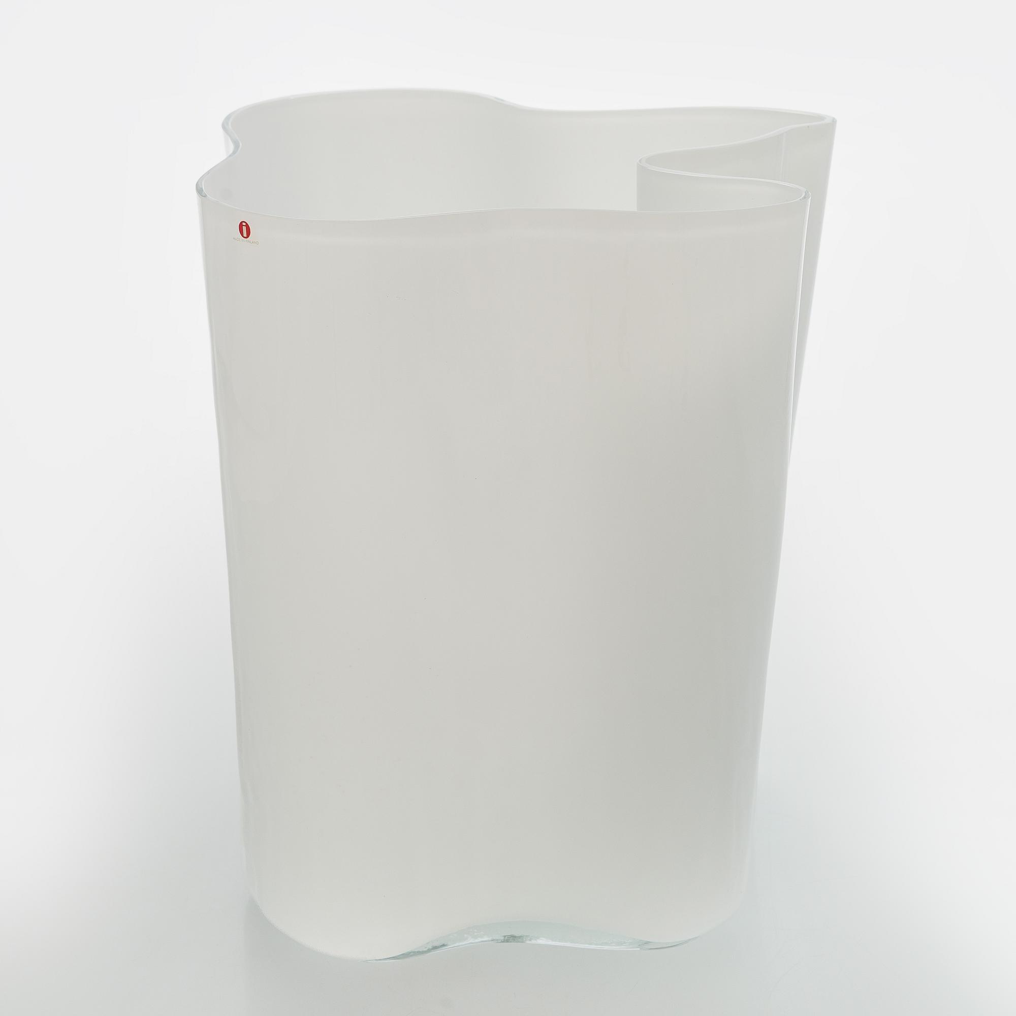 Alvar Aalto, a glass vase, 3031, signed Alvar Aalto.