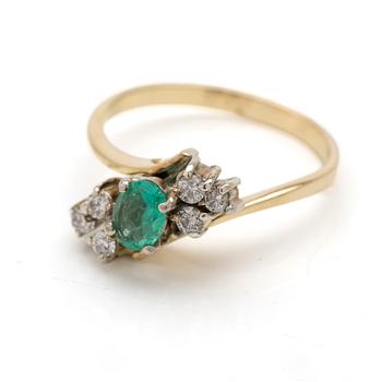 18K gold ring with emerald and diamonds.