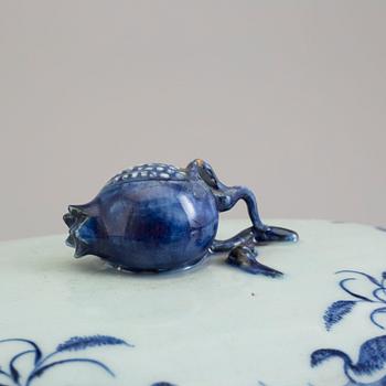 A blue and white export porcelain tureen with cover, Qing dynasty, Qianlong (1736-95).