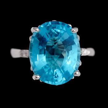RING, vitguldsoläterat sterlingsilver, blå topas ca 8.65 ct, vita safirer tot ca 0.42 ct.