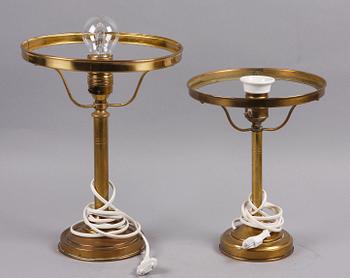 BORDSARMATURER, 2 st, mässing o glas. 1900-tal.