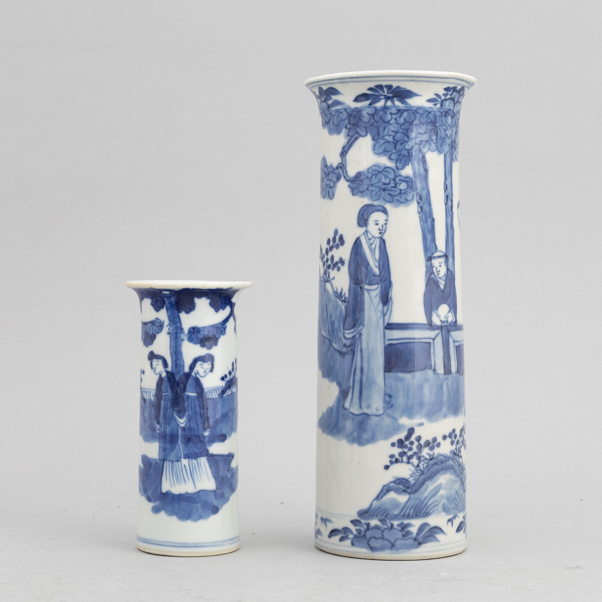 A group of Chinese blue and white porcelain vases and a bowl, 20th century.