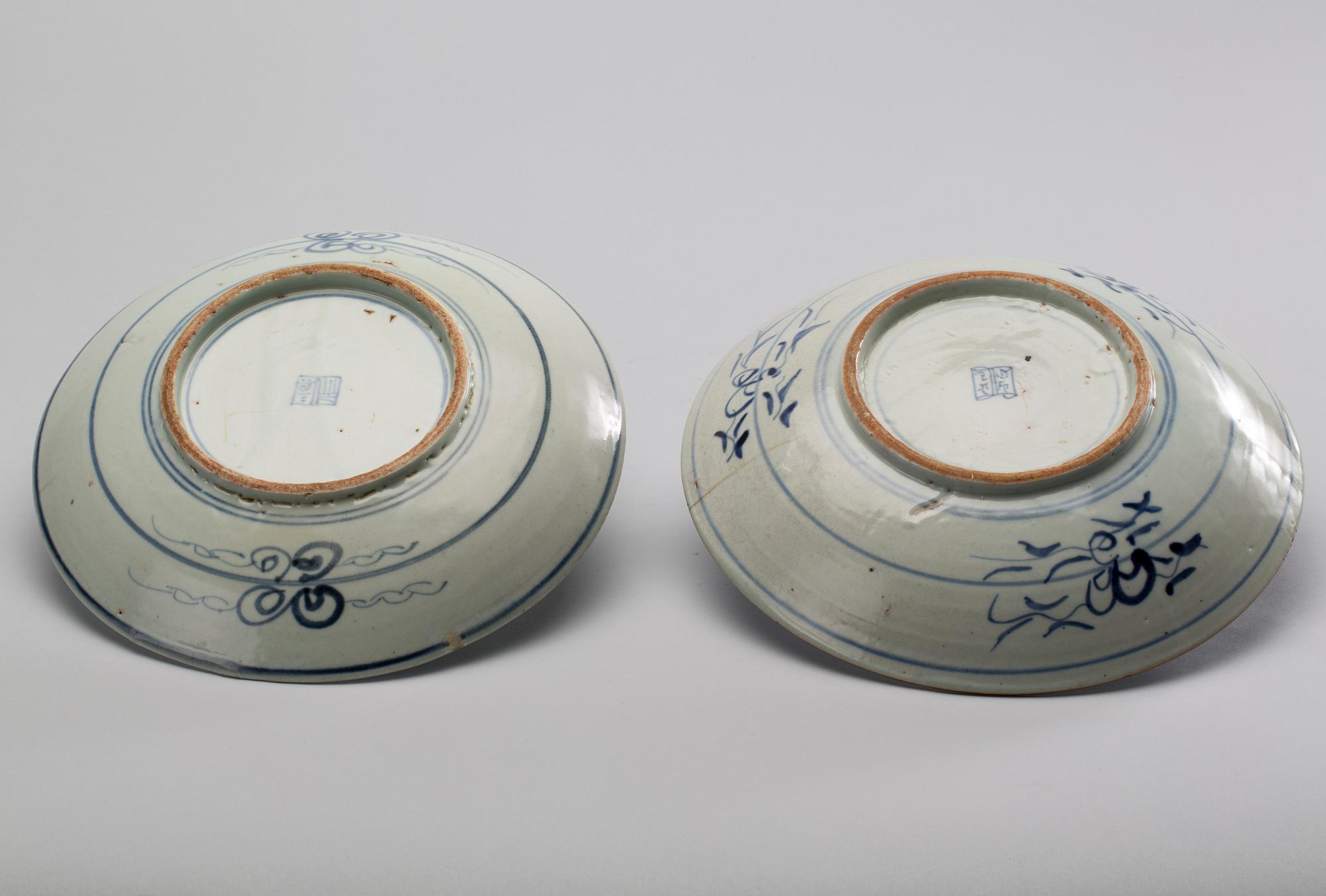 SKÅLFAT, 2 st, porslin, Japan, omkring 1900.