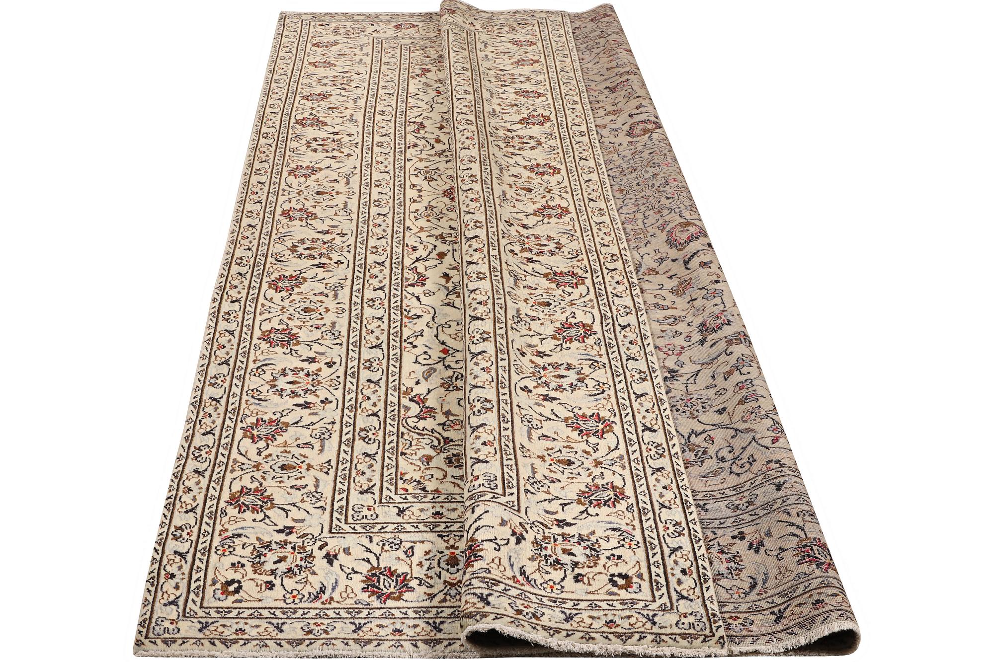 A carpet, Kashan, ca 340 x 238 cm.