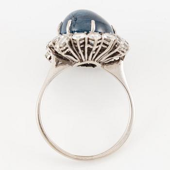 Ring, 18K vitguld med cabochonslipad safir och baguette- och briljantslipade diamanter.