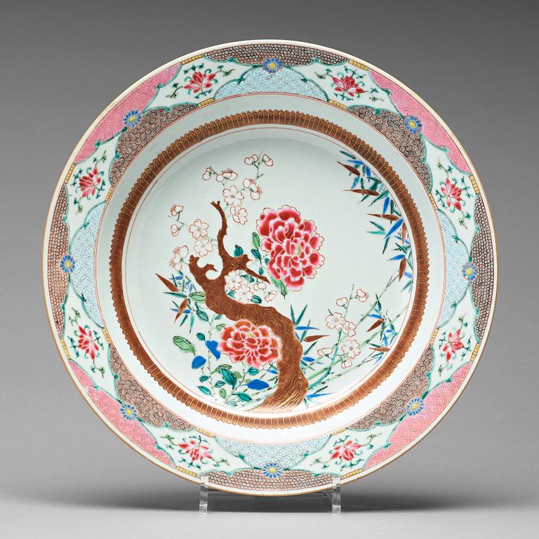 A famille rose basin, Qing dynasty, Yongzheng (1723-35).