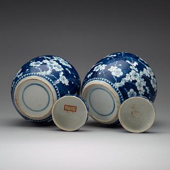 A pair of blue and white jars with covers, Qing dynasty 19th century.