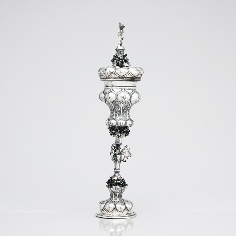 Druvpokal med lock, silver, sannolikt Österrike/Hammerstadt 1700-tal. Barock.