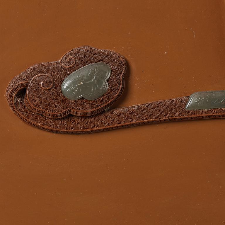 SKÄRM/PANEL, trä, lack med inläggningar av bl.a. sten, cloisonné och porslin.  Qingdynastin, 1800-tal.