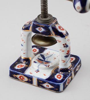 PRESSAR, 2 st, porslin, Tyskland, 1900-talets första hälft.