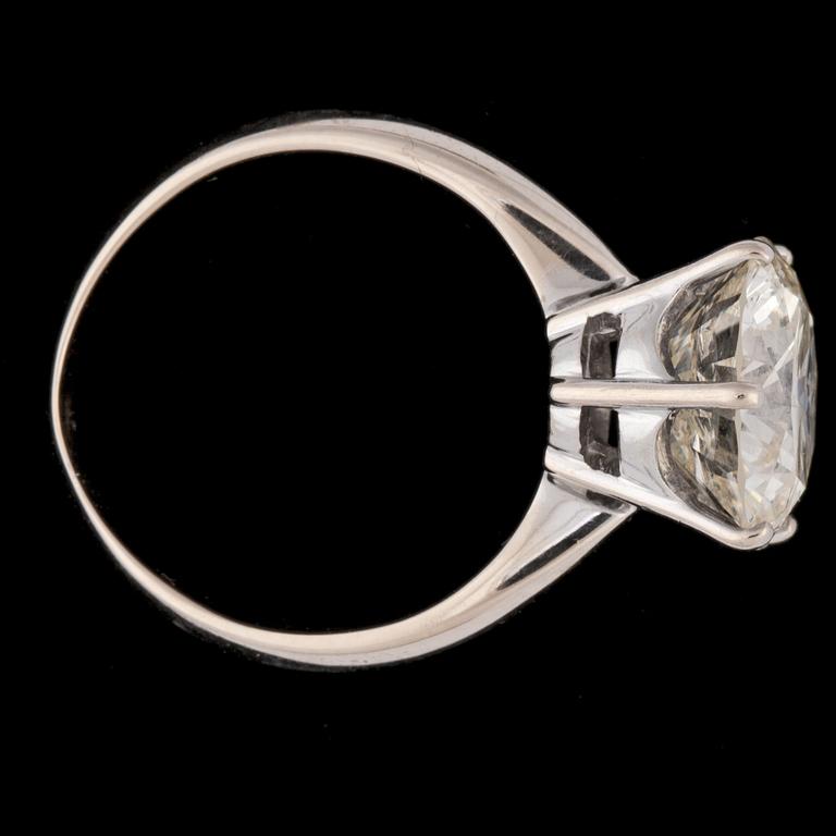 A brilliant cut diamond ring, app. 5.55 cts.