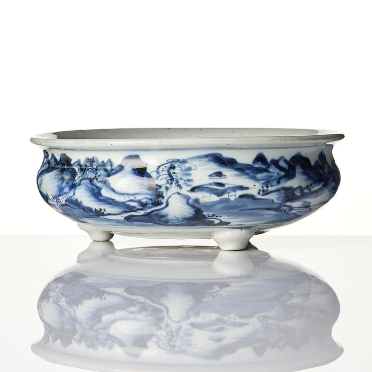 A blue and white censer, Transition, 17th century.