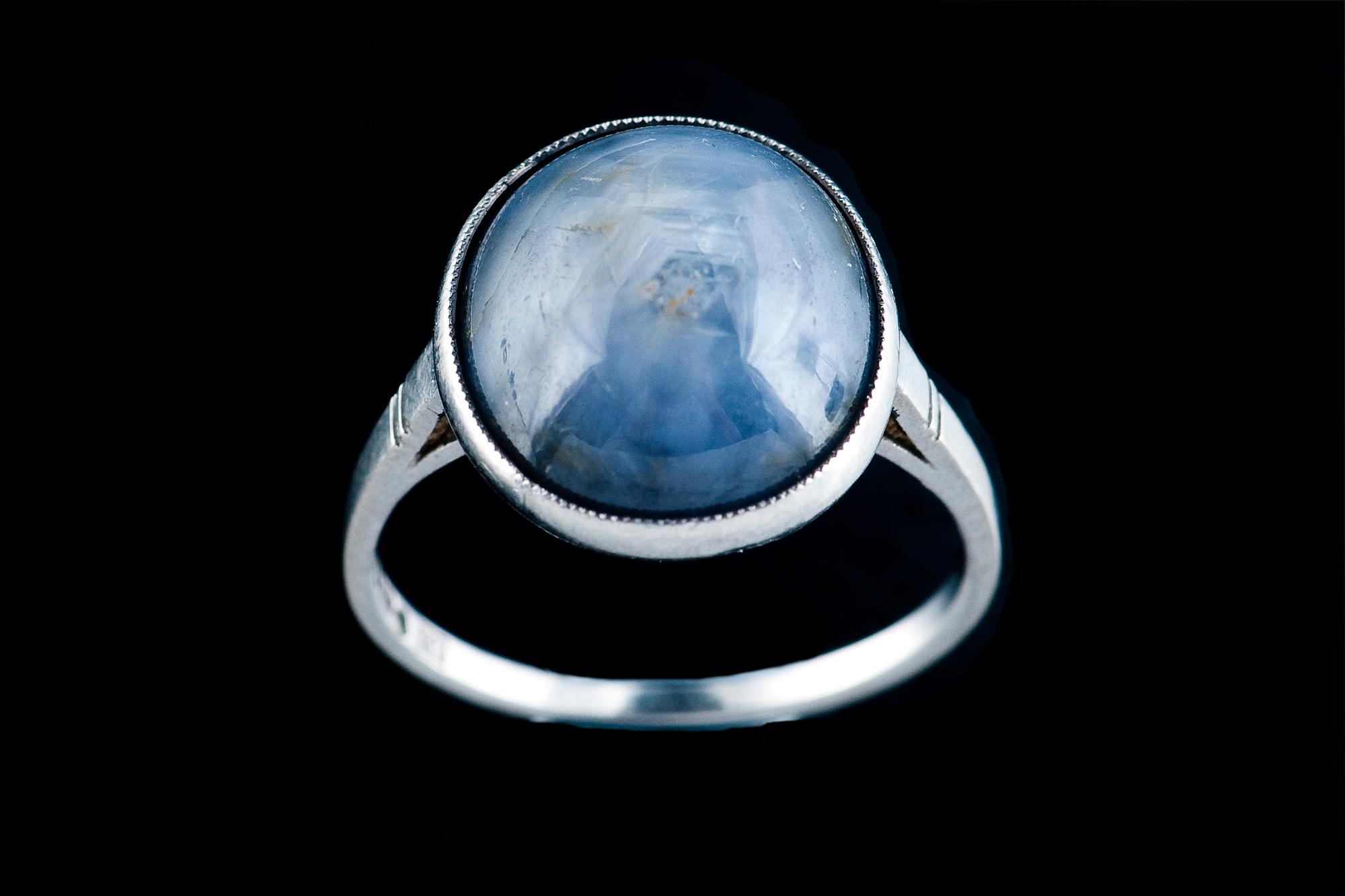 RING MED STJÄRNSAFIR.