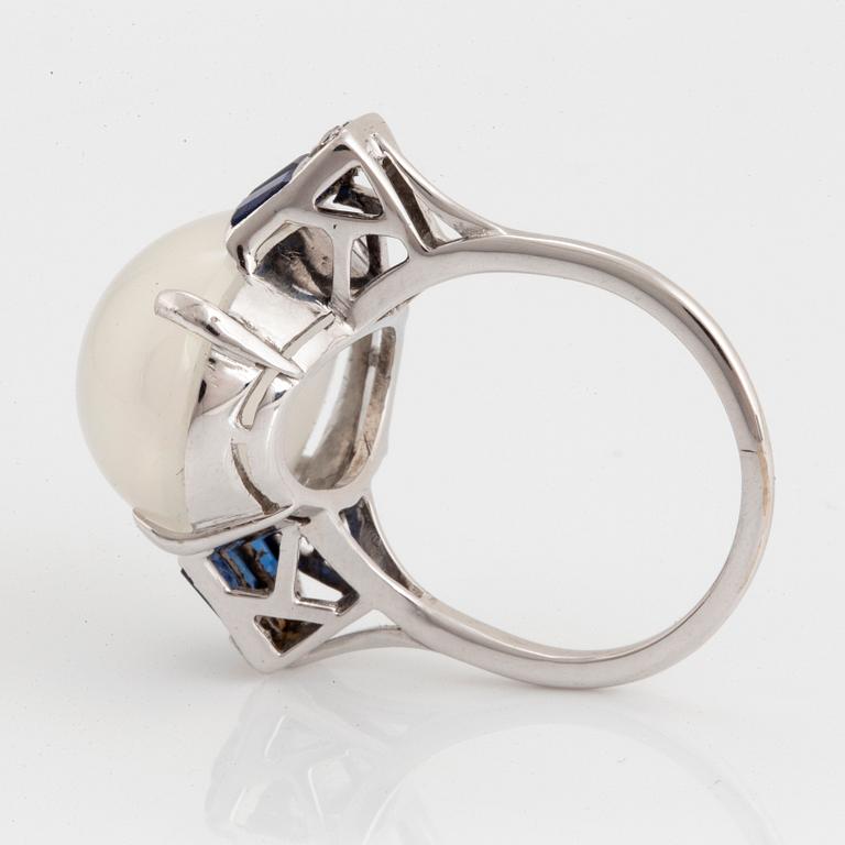 A ring set with a cabochon-cut moonstone ca 20.00 cts.