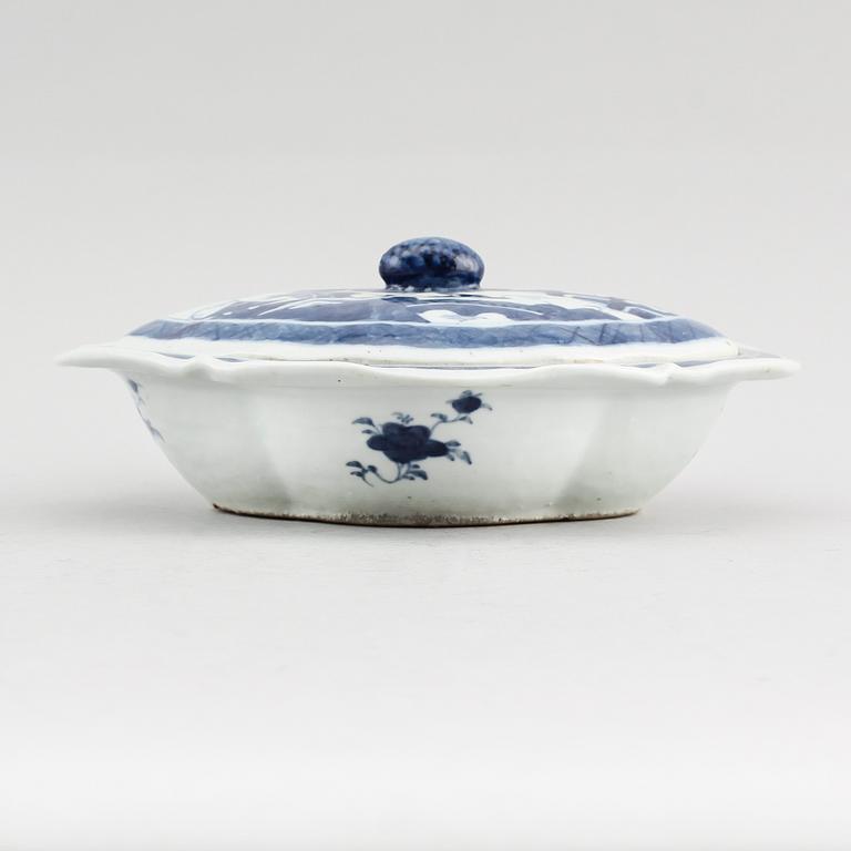 TERRIN, porslin, Kina, omkring år 1800.
