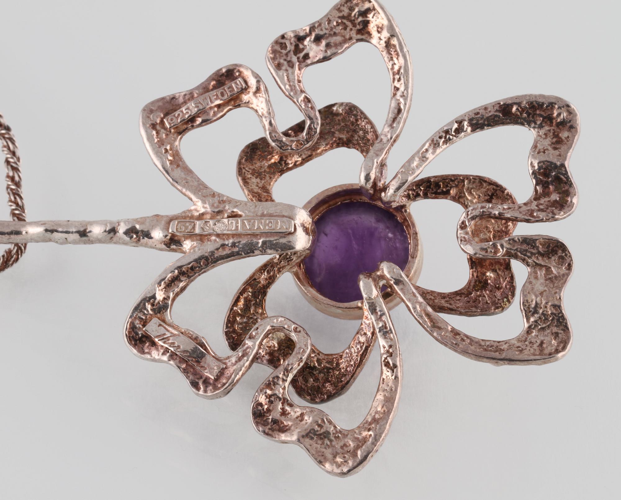 HÄNGE, sterlingsilver med cabochonslipad ametist, Theresia Hvorslev, MEMA, Lidköping, 1974. Vikt 47,7 gram.