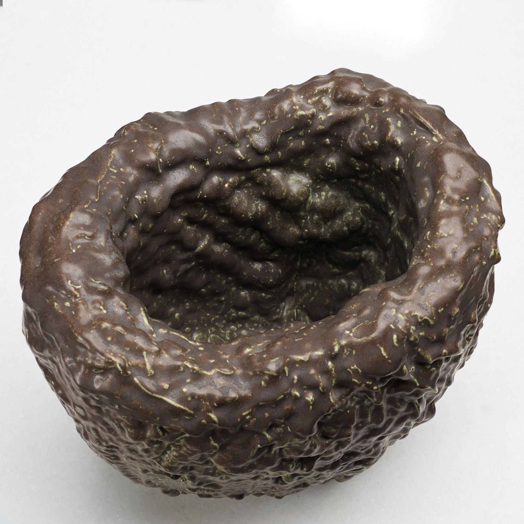 Mårten Medbo, vas, signerad och daterad 2001.