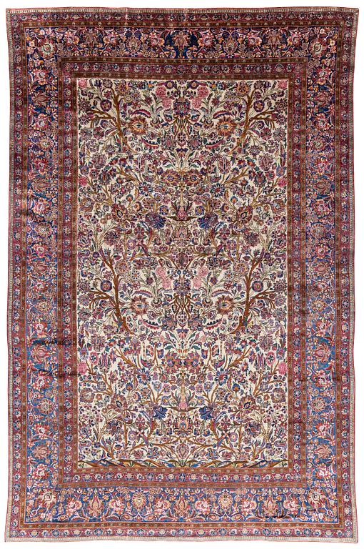 A carpet, semi-antik, silk Kashan, ca 315,5 x 204 cm.