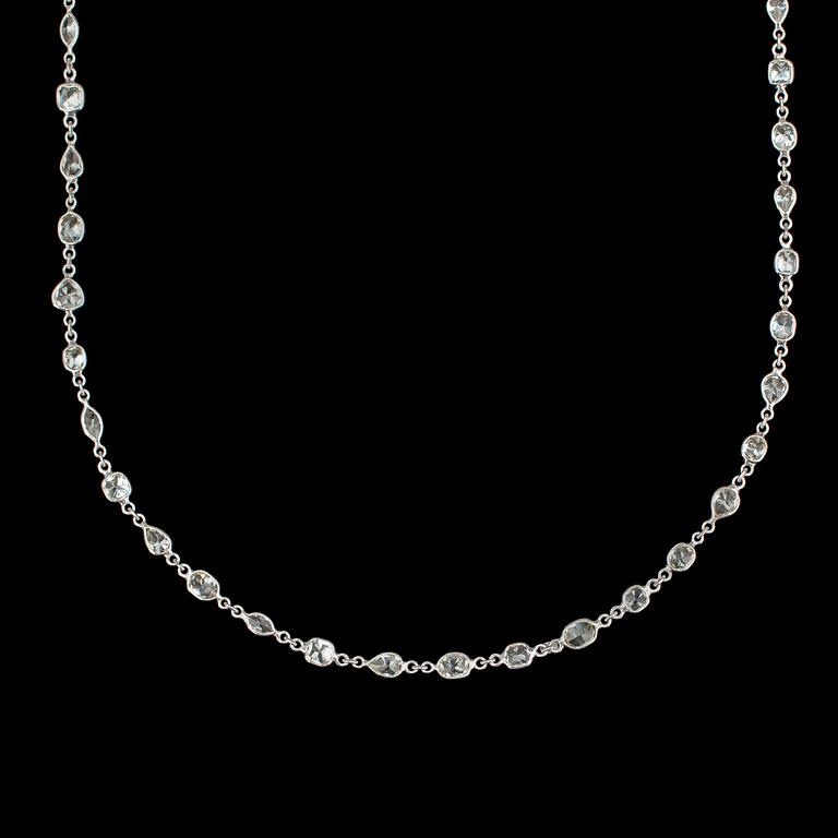 COLLIER, lång kedja med olikslipade diamanter, tot. 18.58 ct.
