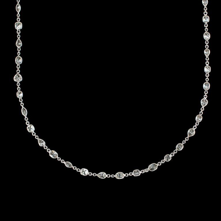 COLLIER, lång kedja med olikslipade diamanter, tot. 18.58 ct.