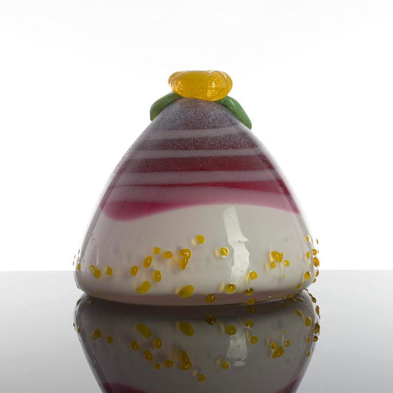 ANNA ÖRNBERG, skulptur, 2 delar, glas, Studioglas Strömbergshyttan, sign Anna Örnberg o märkta UNIK. Tårta daterad 2005.