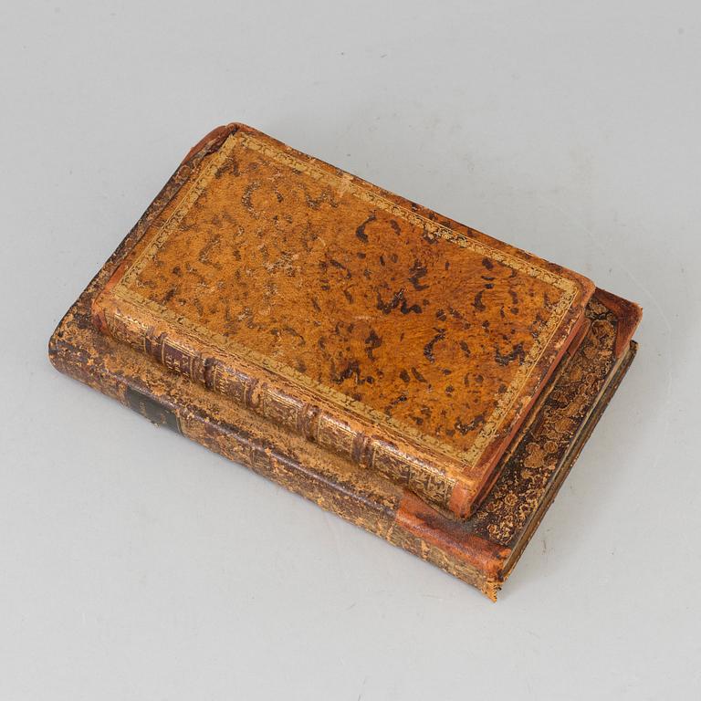 A LEATHER COVERED "BOOK" BOX, 19TH CENTIRY.