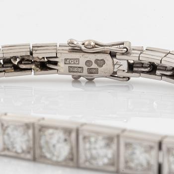 An 18K white gold bracelet set with round brilliant-cut diamonds.