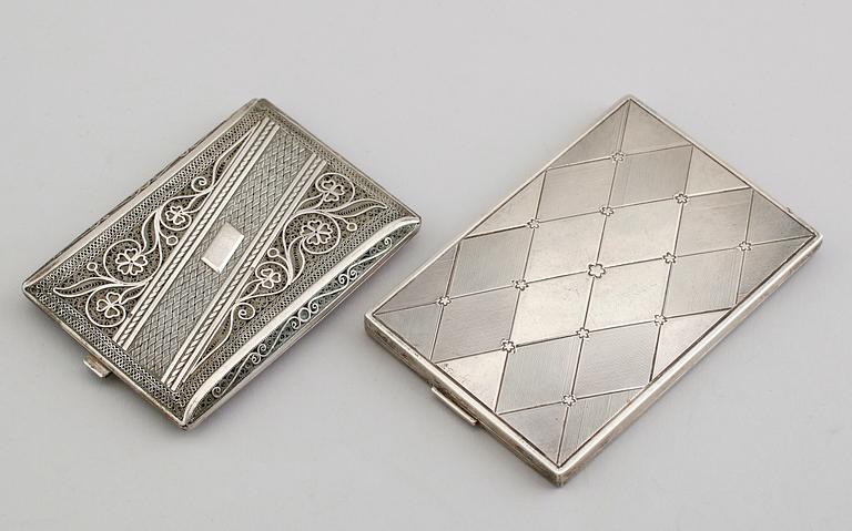 CIGARETTETUIER, 2 st, silver, 1900-talets första hälft. Vikt ca 308 gram.