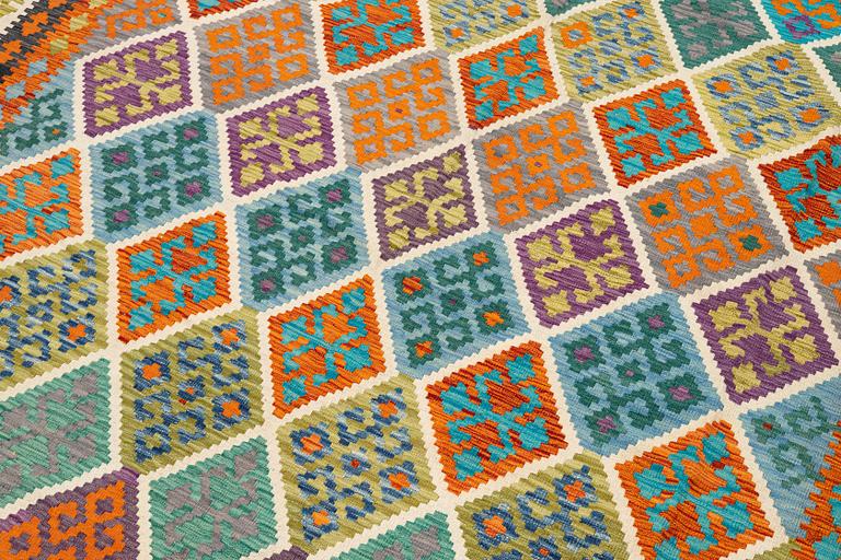 Matta, kelim, ca 344 x 271 cm.