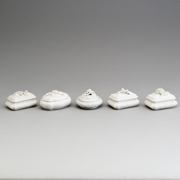 TOILETTASKAR, fem st, parian, Gustafsberg, sekelskiftet 1900.