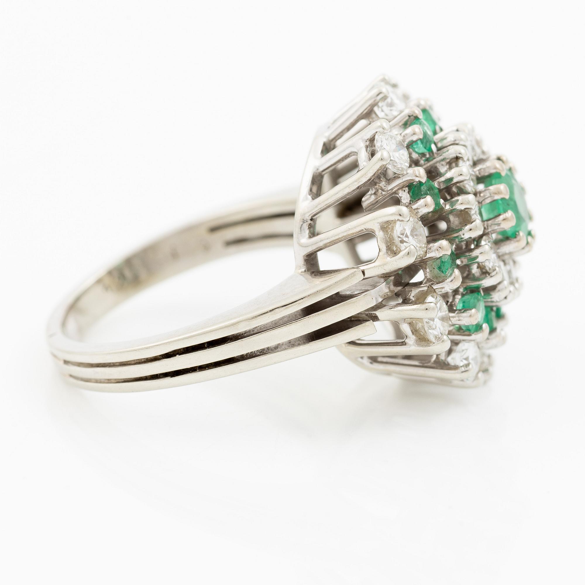 Ring 18K white gold set with brilliant-cut diamonds and emeralds.