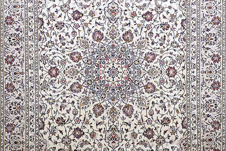 A carpet, Kashan, ca 312 x 200 cm.