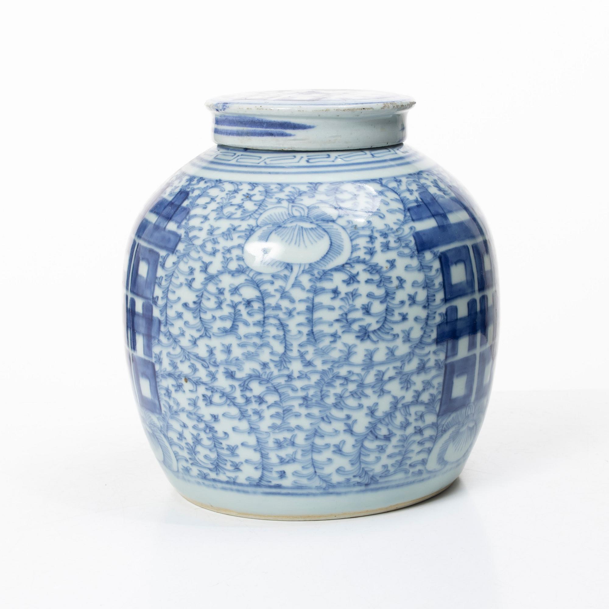 A Chinese blue and white porcelain jar with cover, Qing dynasty, 19th century.