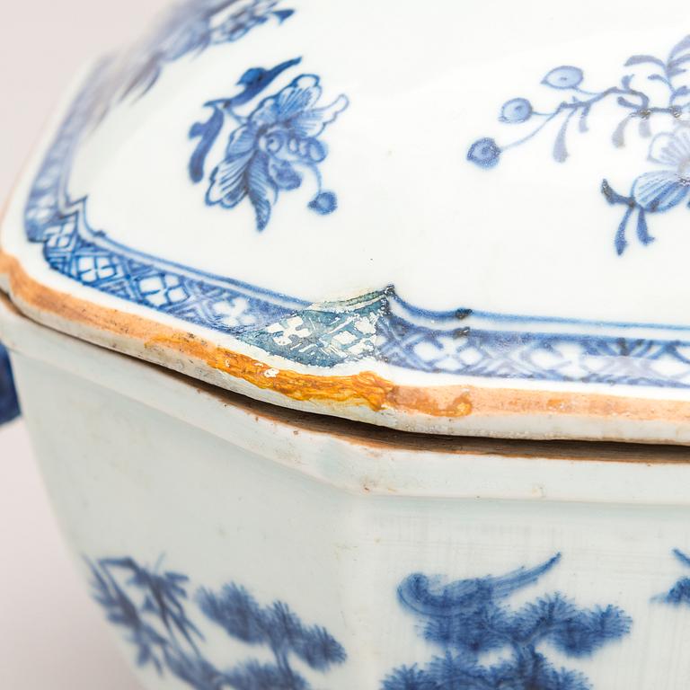 A Chinese Qianlong (1736-1795) porcelain tureen.