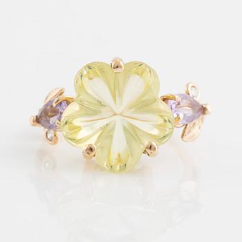 Ring med skuren limekvarts i form av blomma, ametister och briljantslipade diamanter.