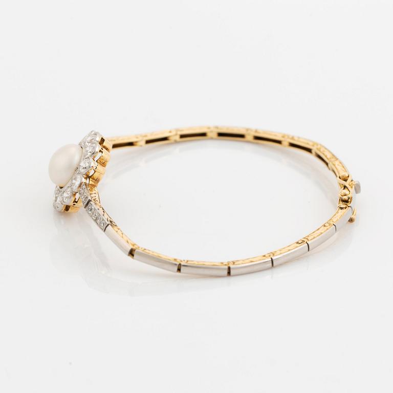 Armband guld och platina med en boutonformad pärla samt gammal- och åttkantslipade diamanter.