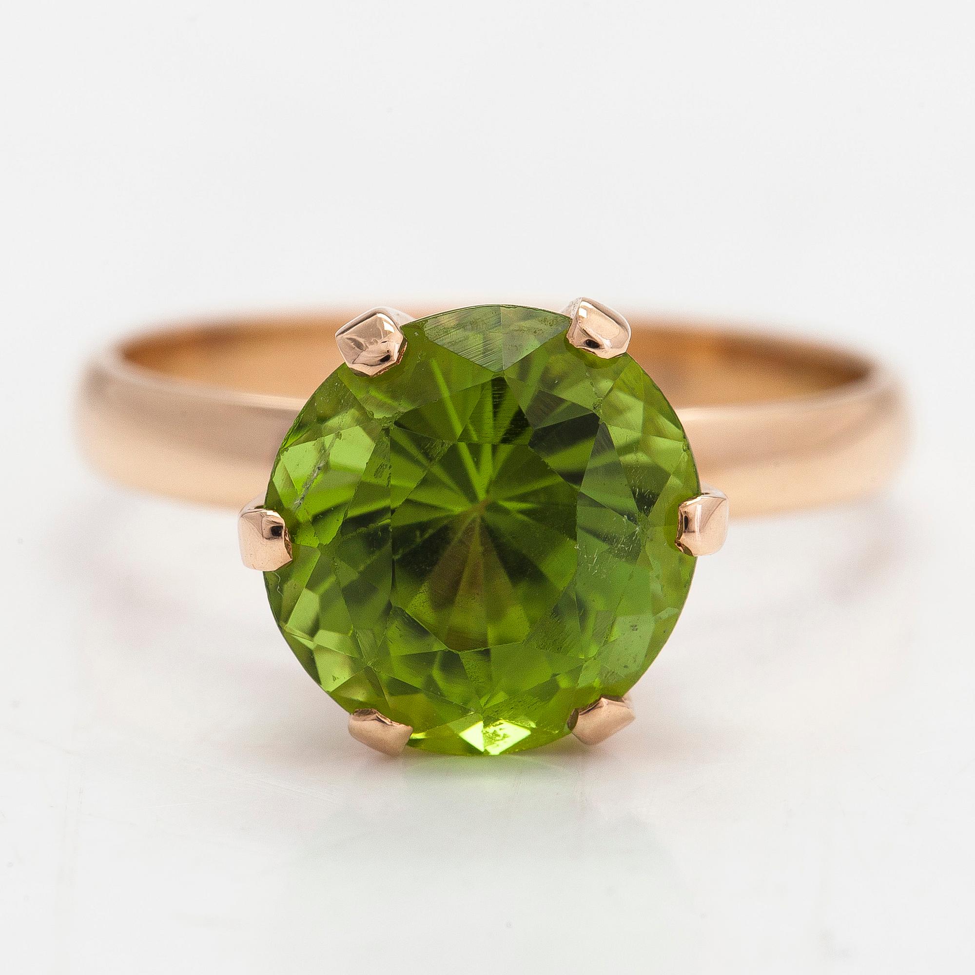 Ring, 14K guld med en modifierad brilliantslipad peridot, Finland 2008.