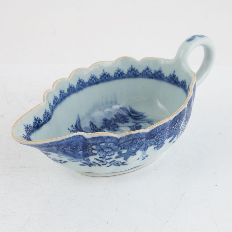 A Chinese export porcelain blue and white sauce boat, Qing dynasty, Qianlong (1736-95).