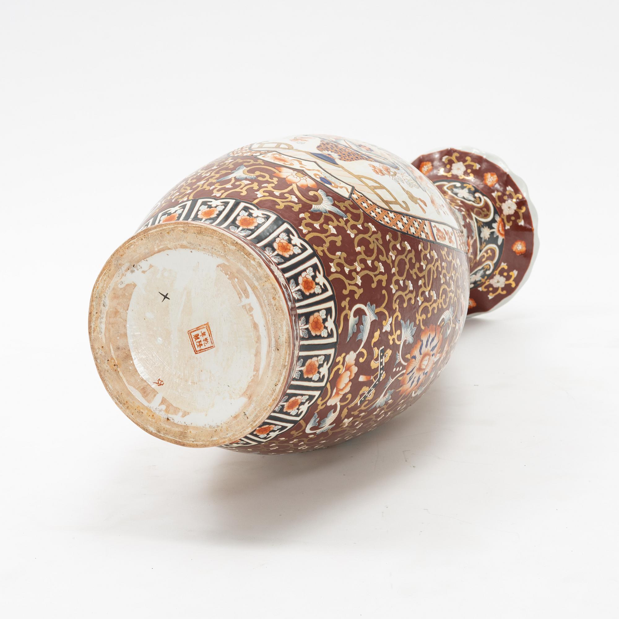 A porcelain urn, Japan, 20th century.